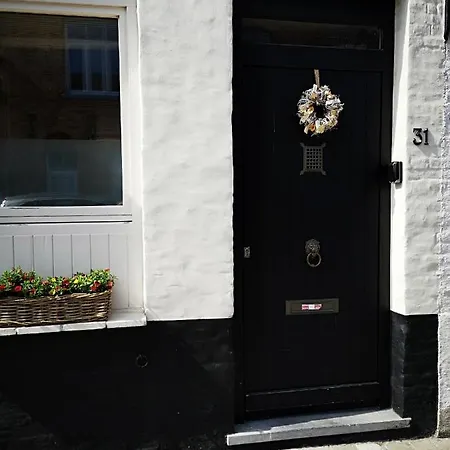 Riverside - Centre Of In Calm Area Bed & Breakfast